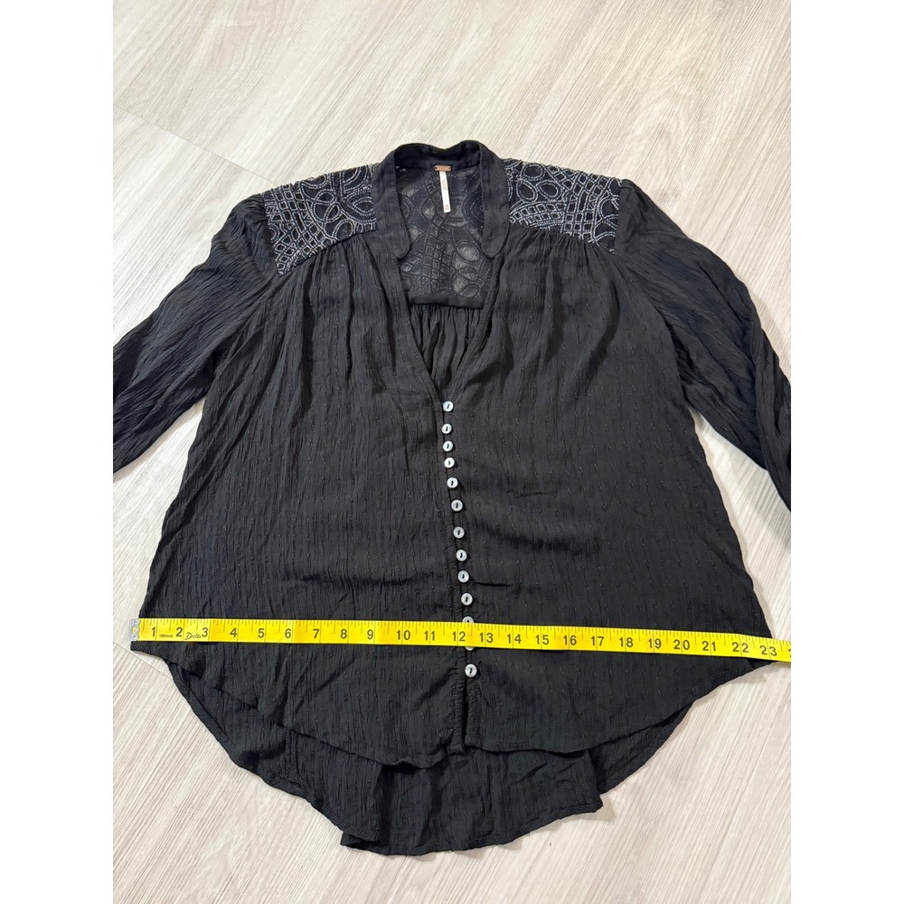 Free People Black Crinkle Gauze Lace Shoulder Button Down Blouse XS OB524584 - Picture 6 of 13